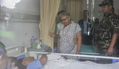 (FOTO) Nepal se polako vrća u normalu, premijerka posjetila povrijeđene u neredima
