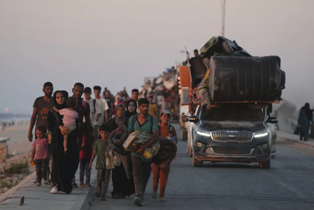(FOTO) Vi&scaron;e od 300.000 Palestinaca do sada evakuisano iz grada Gaze