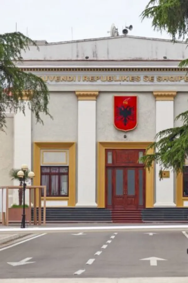 AI ministarka izazvala haos u albanskom parlamentu