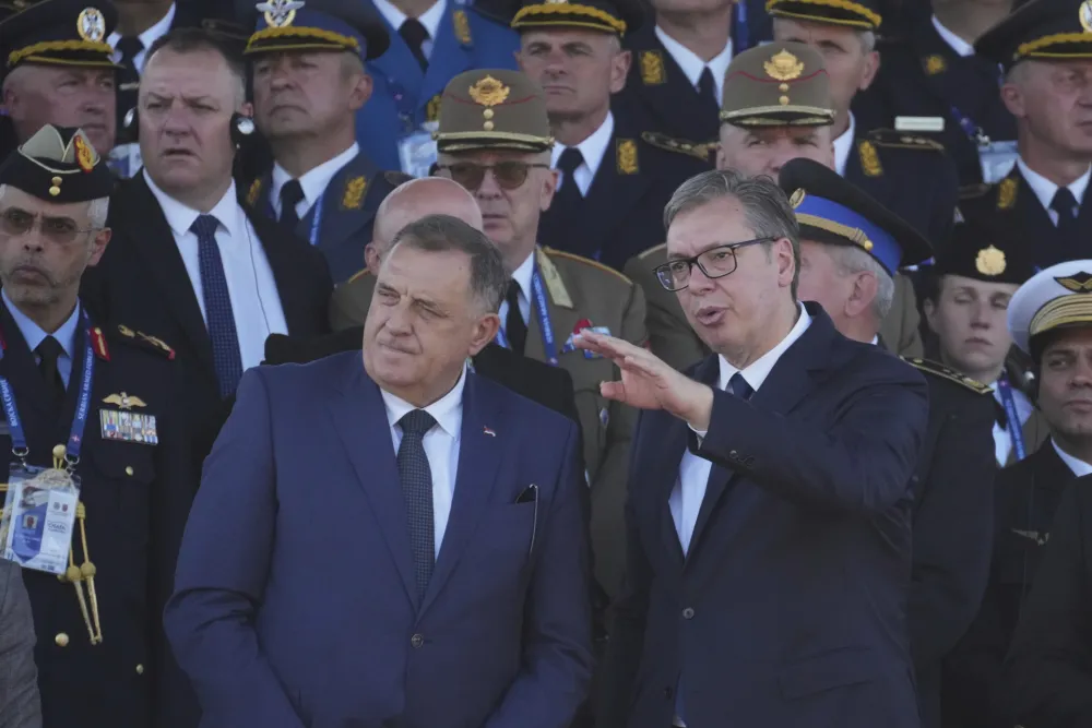 Vučić: Vojnoj paradi u Beogradu prisustvovalo 47.000 ljudi, protestovalo 237