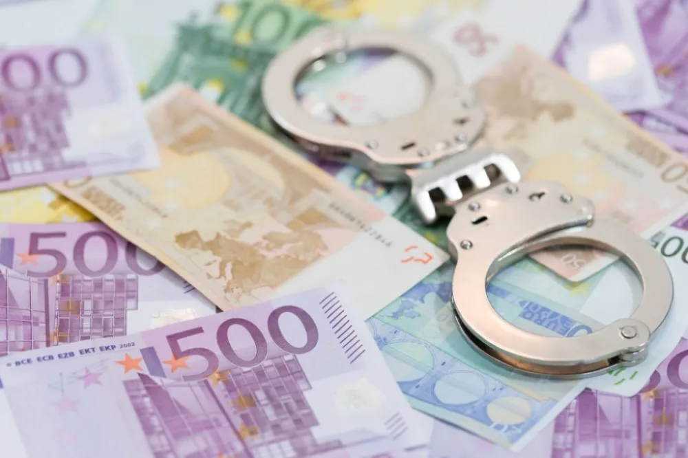 U Tivtu uhap&scaron;eno dvoje državljana Srbije: Konobar i poslovođa otuđili vi&scaron;e od 5.000 eura pazara