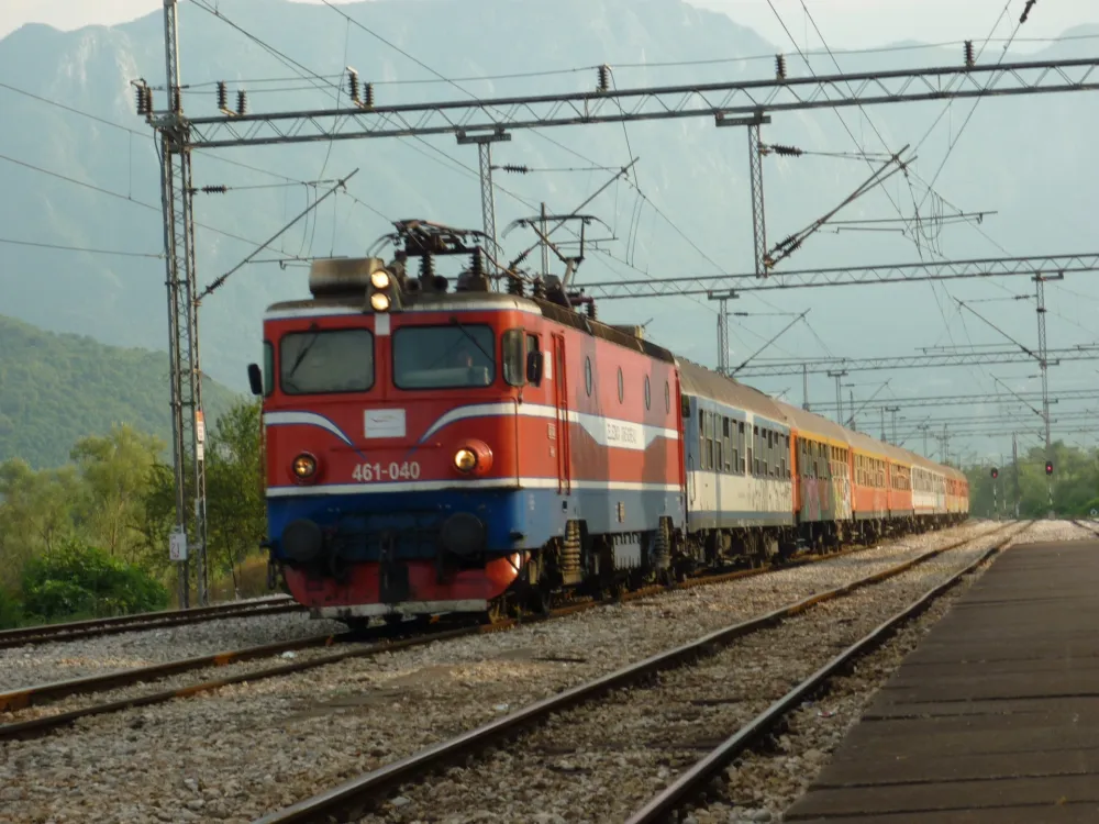 ŽPCG: Pokvareni voz rezervna lokomotiva izvukla do stanice Sutomore
