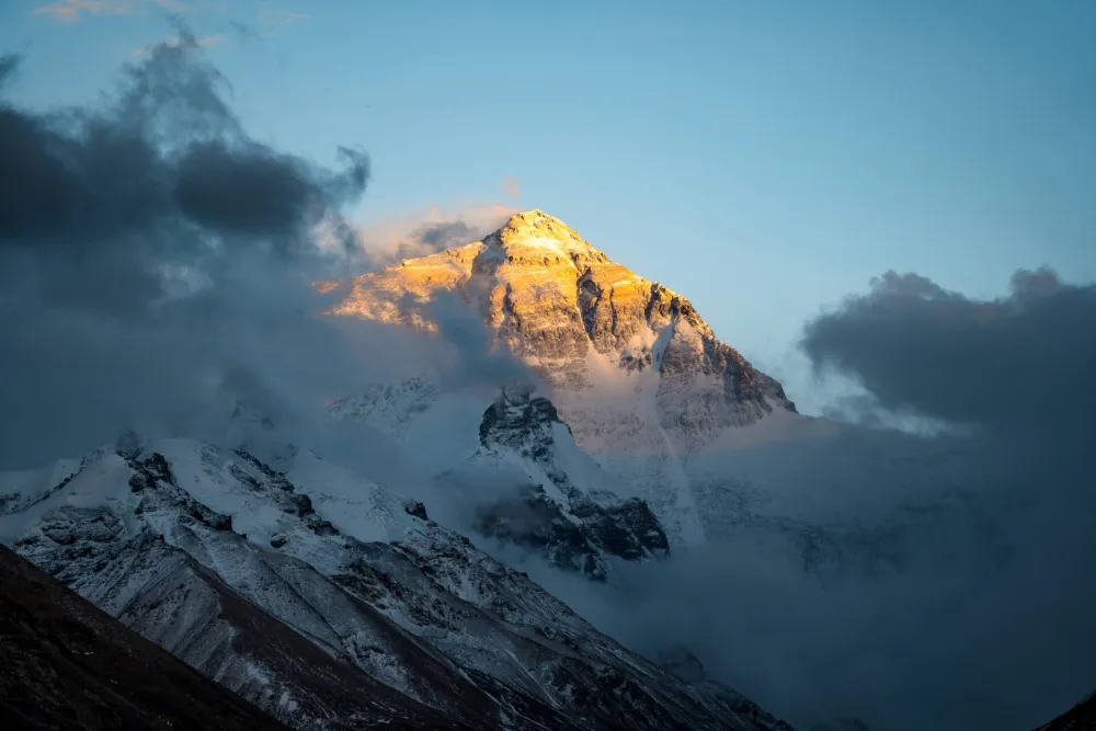 (VIDEO) Mećava na Mont Everestu: Poginuo planinar, 137 spasenih, stotine nestalih