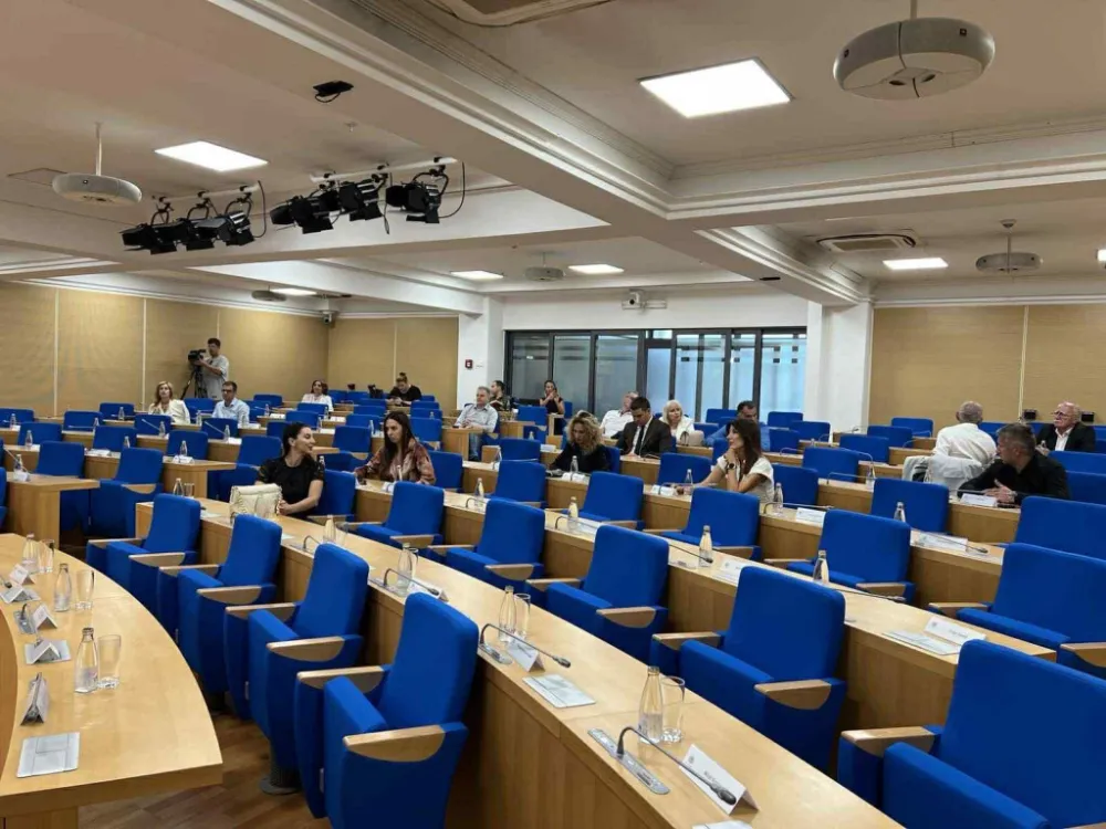 Podgoričani partijama plaćaju 405.000, odbornicima 212.000 eura i opet malo za kvorum