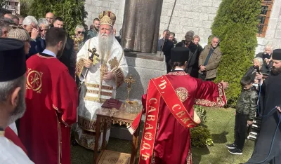 (FOTO/VIDEO) U porti crkve Svetog Dimitrija u Kola&scaron;inu otkriven spomenik mitropolitu Amfilohiju