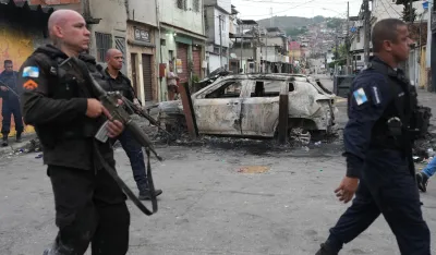 Dijelovi Rio de Žaneira gore kao da su ratna zona