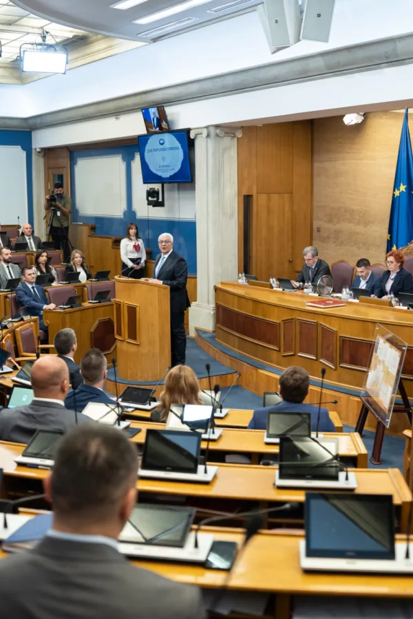 Sagovornice "Dana": Trgovina foteljama pretvara institucije u partijske tabore