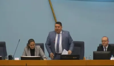 O&scaron;tar sukob u Narodnoj skup&scaron;tini RS: Te&scaron;ke riječi, letjeli papiri, poslanik izbačen iz sale