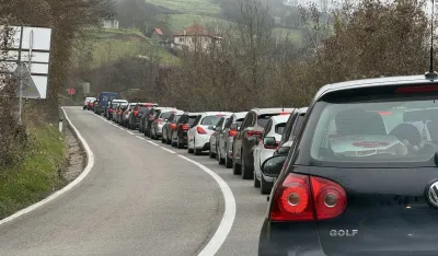 (FOTO/VIDEO) Kilometarske kolone na graničnim prelazima na izlazu iz Crne Gore