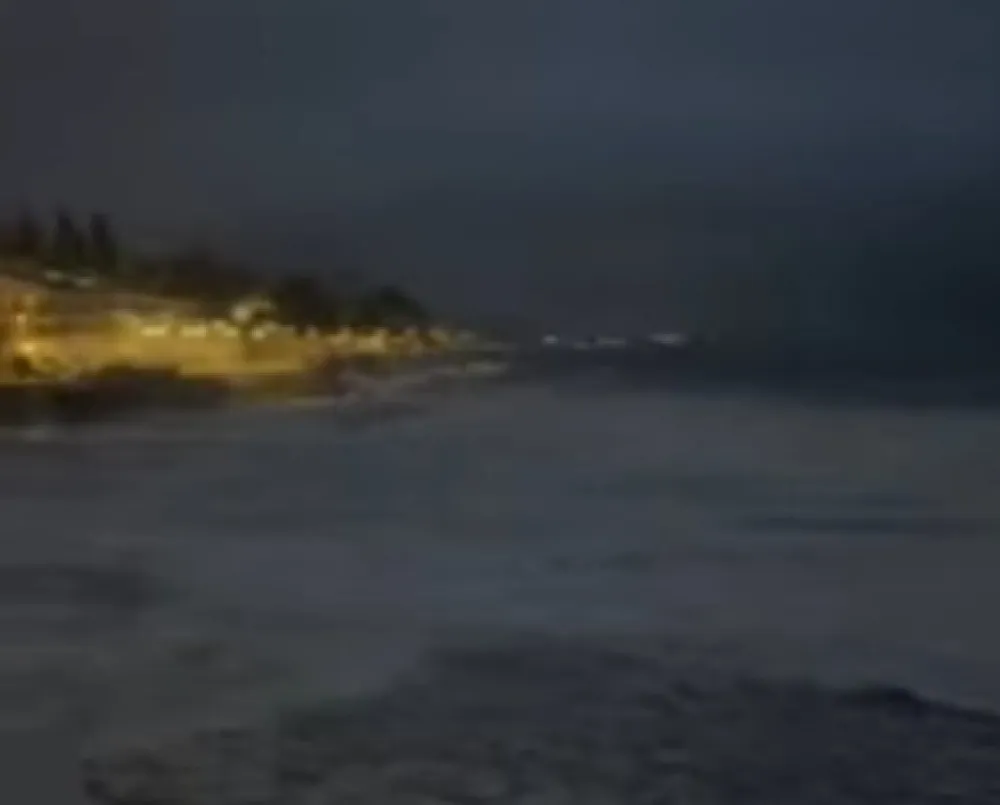 (VIDEO) Herceg Novi: Jak južni vjetar, talasi prekrili plaže i &scaron;etali&scaron;te