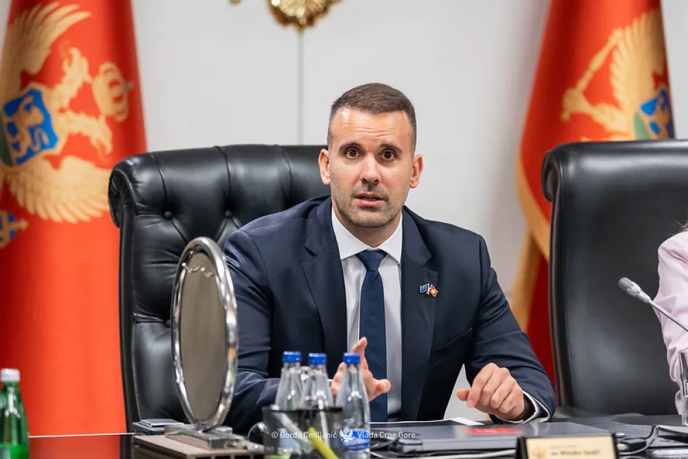 Spajić osudio skandiranje hrvatskih navijača: Pogre&scaron;ne ideologije u regionu nikada ne miruju