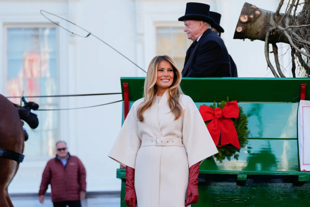 (FOTO) Melanija nastavila tradiciju: Božićna jelka stigla u Bijelu kuću
