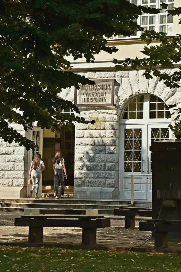  Gimnazija "Slobodan &Scaron;kerović" evakuisana zbog dojave o bombi