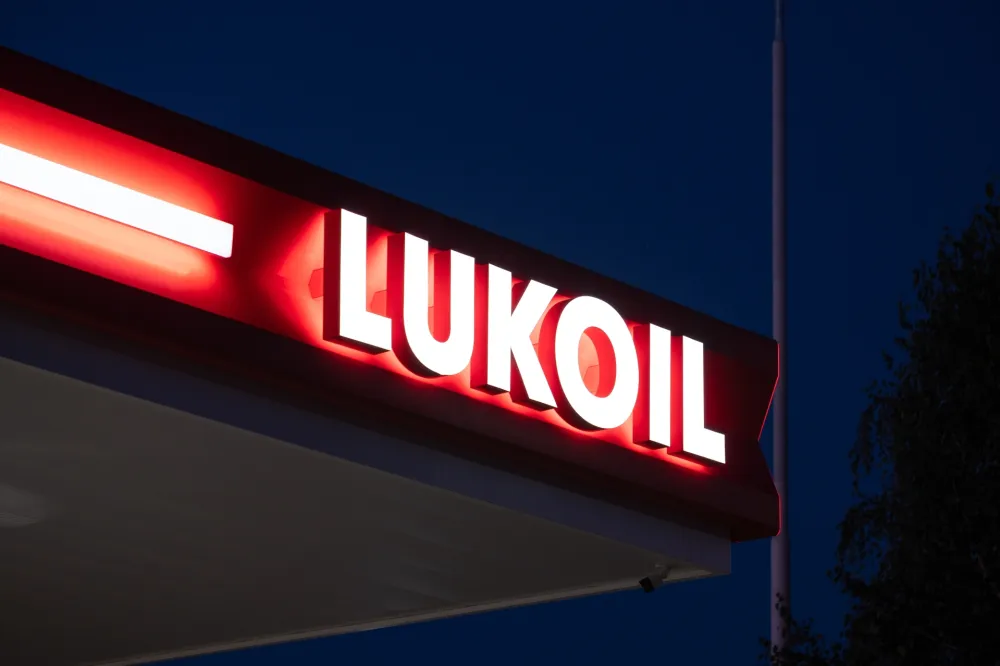 Velika Britanija odložila uvođenje sankcija Lukoilu do 26. februara