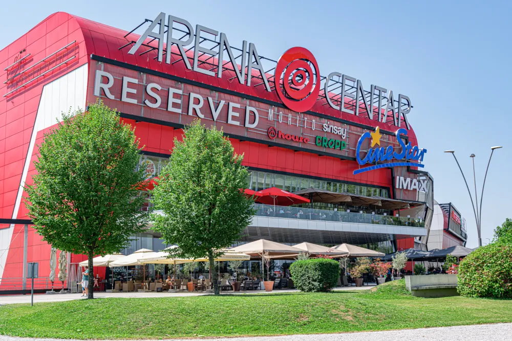 (VIDEO) Požar u zagrebačkom Arena centru, na terenu brojni vatrogasci