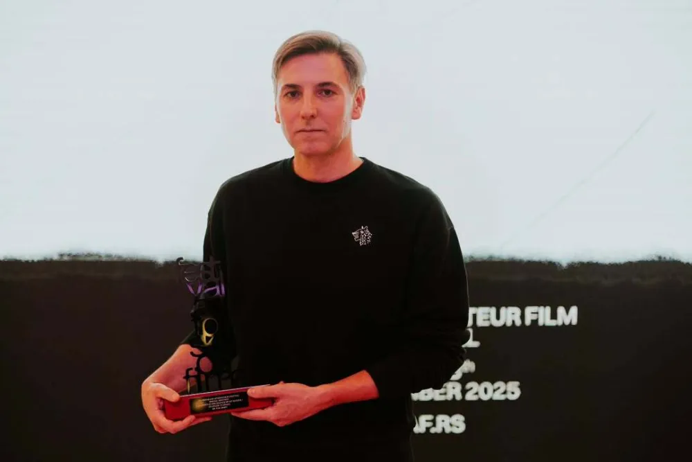 Награда у рукама Ивана Салатића