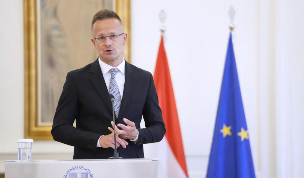 Sijarto: Tajno kupuju rusku naftu, a nas kritikuju