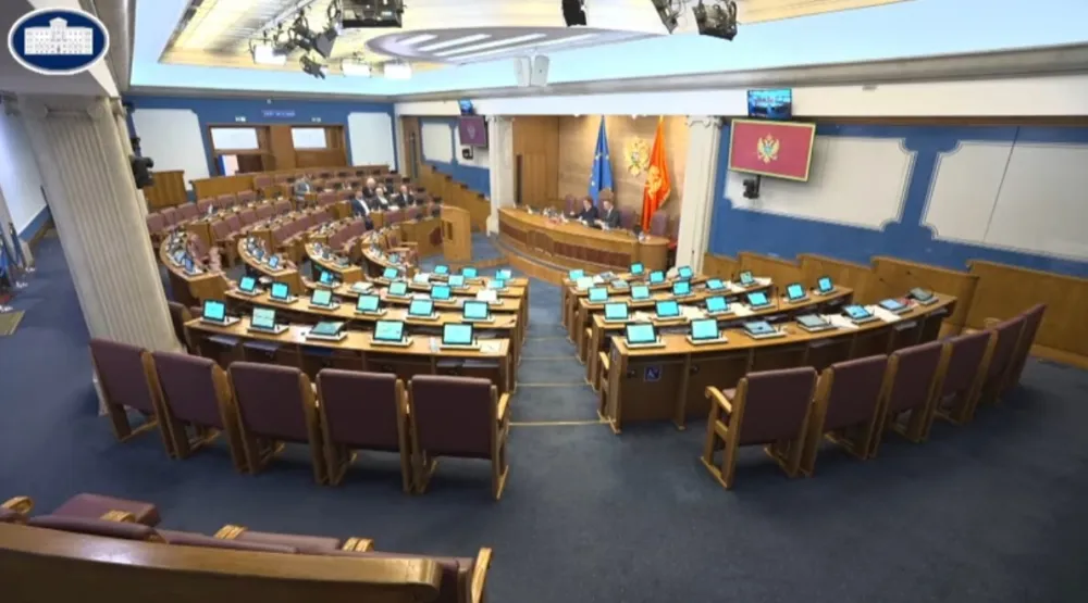 Skup&scaron;tina: Popović sama u sali, pozdravljam kolege&nbsp;gdje god da su