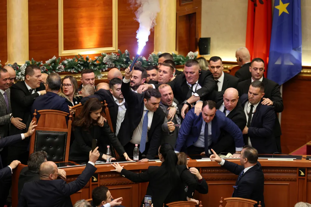 Albanski poslanici se potukli s čuvarima, palili baklje u dvorani parlamenta