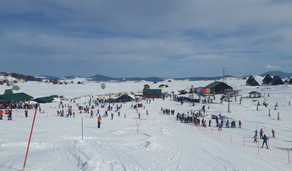 Troje turista evakuisano sa žičare na Savinom kuku