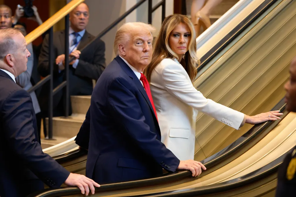 "Nestalo" najmanje 16 dokumenata i fotografija koji povezuju Trampa i Epstajna: Na njima i Melanija