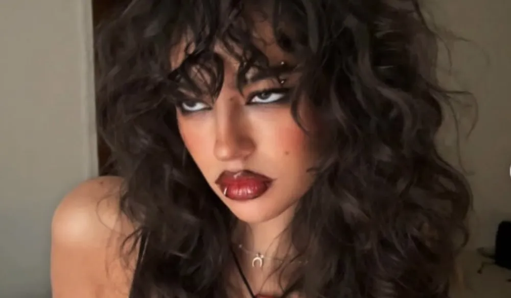 Vampirska frizura neočekivani je hit za 2026.