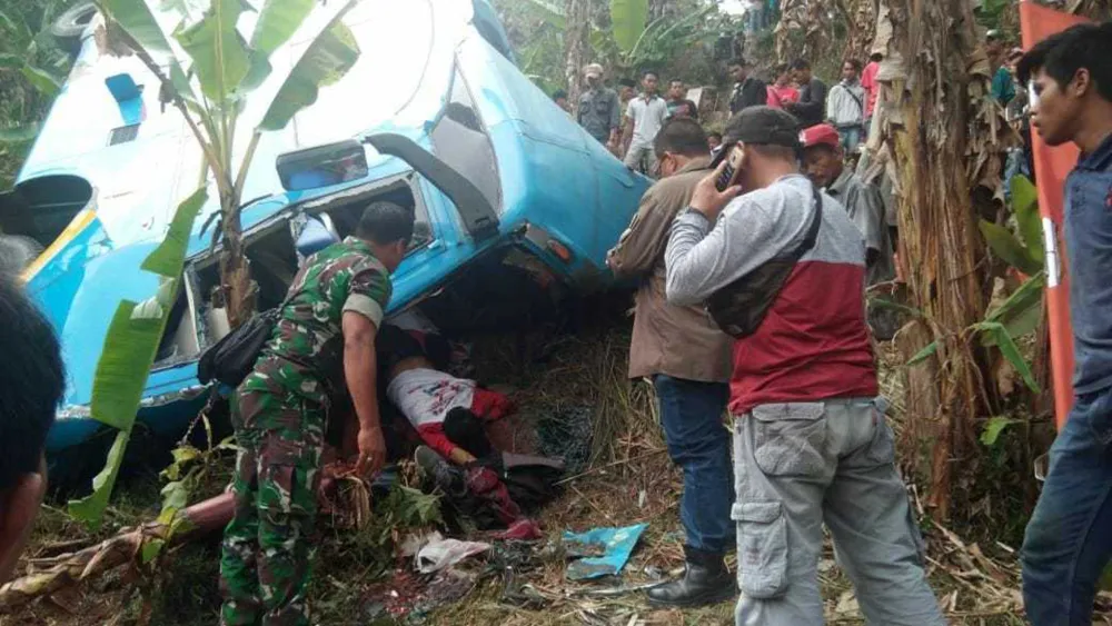 Najmanje 16 ljudi poginulo u prevrtanju putničkog autobusa u Indoneziji