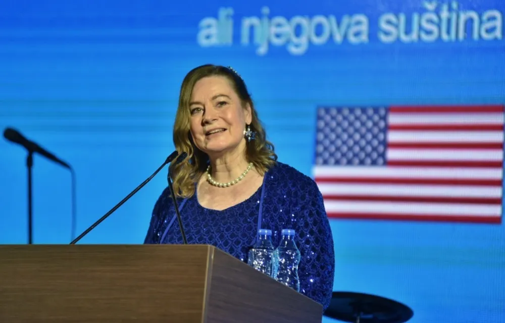 Tramp povlači 30 ambasadora, među njima i Rajzing Rajnke