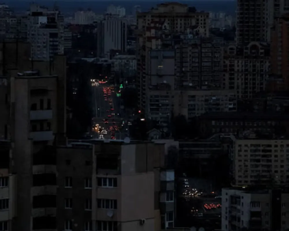 (FOTO/VIDEO) Ruski napad na elektroenergetsku mrežu: Ukrajina u totalnom mraku