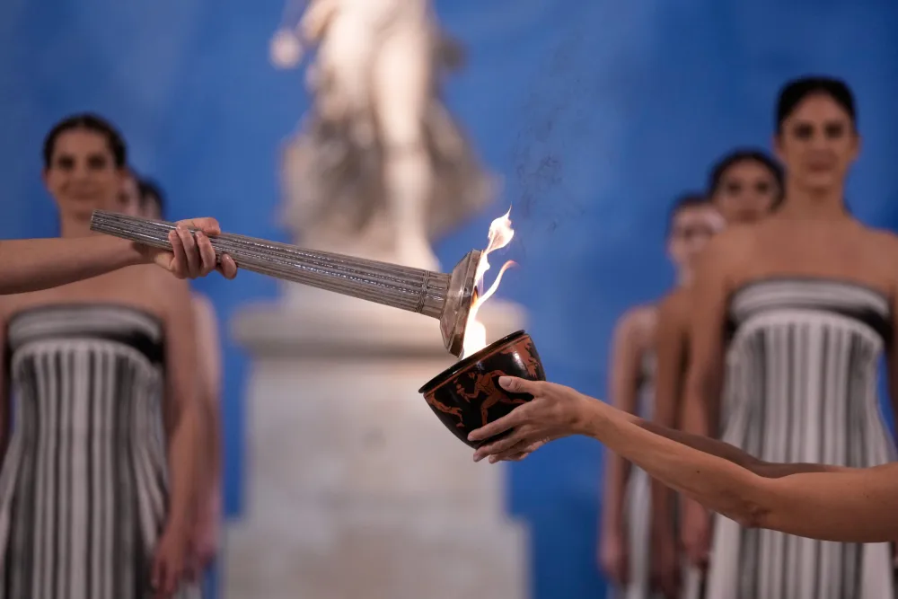 Džeki Čen nosio olimpijsku baklju na arheolo&scaron;kom nalazi&scaron;tu u Pompeji