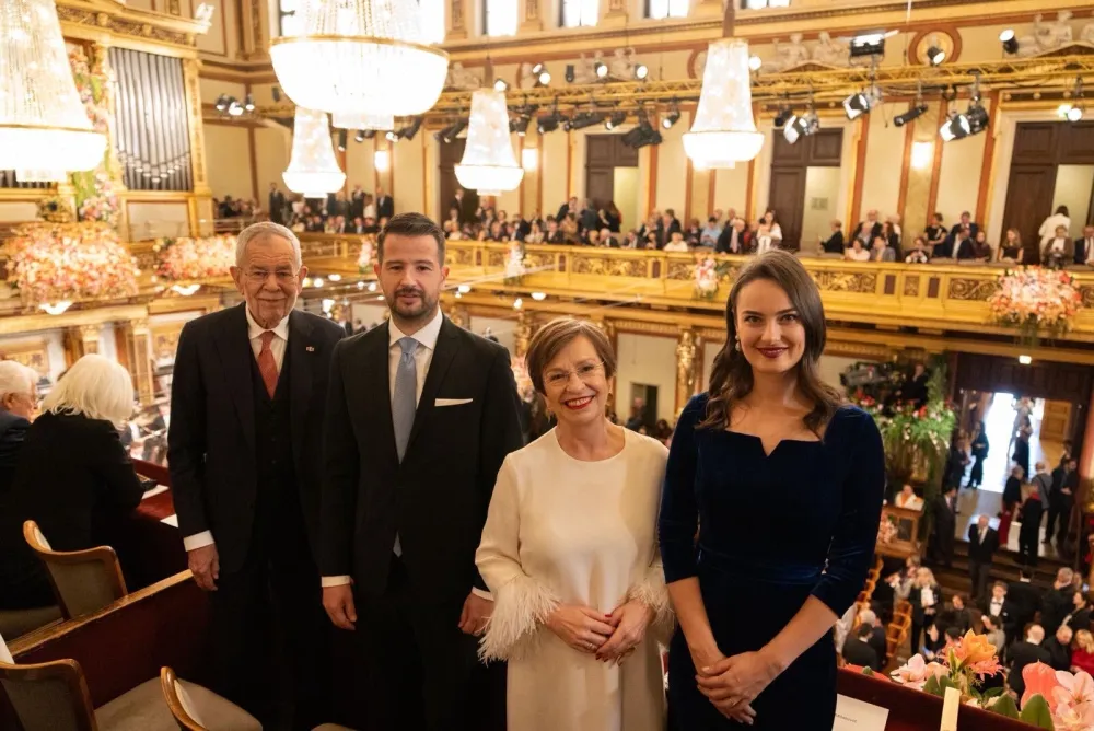 (FOTO) Milatović sa suprugom na Novogodi&scaron;njem koncertu Bečke filharmonije
