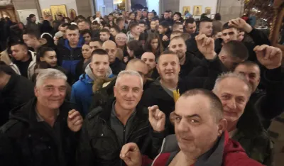 Nik&scaron;ić: Tradicionalno nalaganje badnjaka okupilo veliki broj ispred Saborne crkve