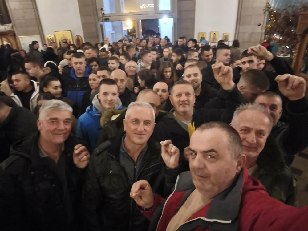 Nik&scaron;ić: Tradicionalno nalaganje badnjaka okupilo veliki broj ispred Saborne crkve