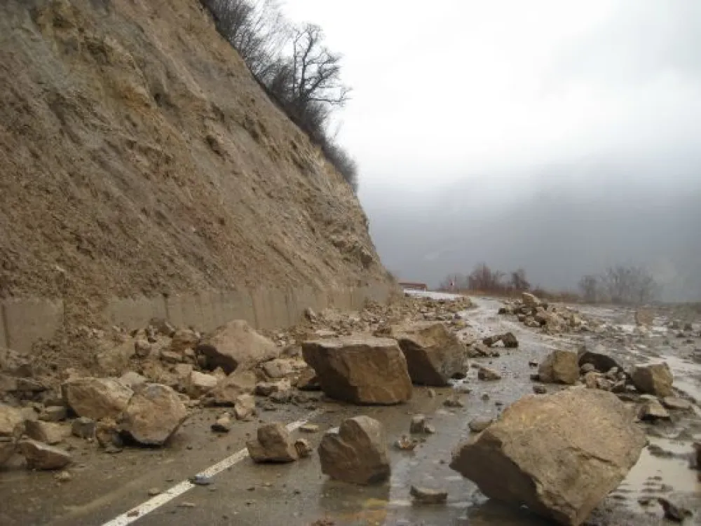 Zbog obilnih padavina i odrona obustavljen saobraćaj na vi&scaron;e putnih pravaca