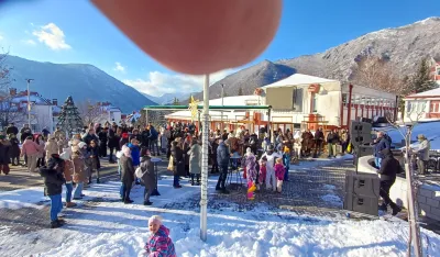 (FOTO) Humanitarni Božićni bazar u Plužinama: Veliko srce topilo minus