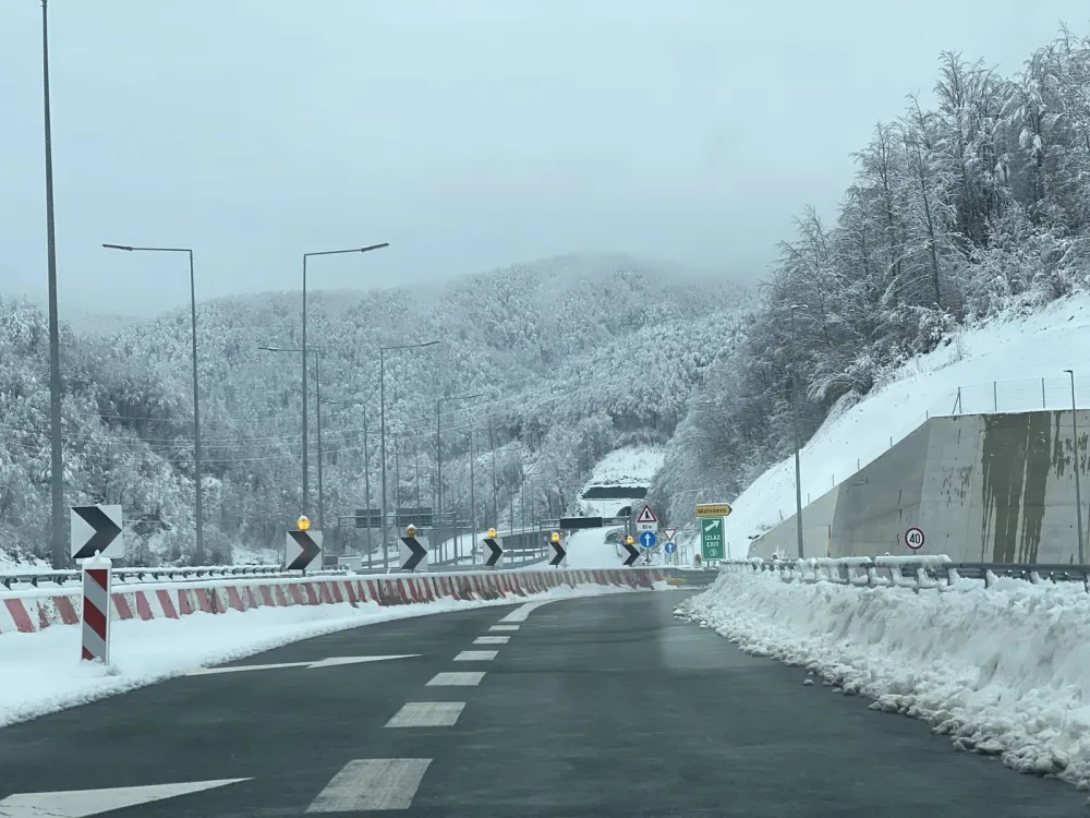 AMSCG: Voziti oprezno zbog poledice i mogućih odrona