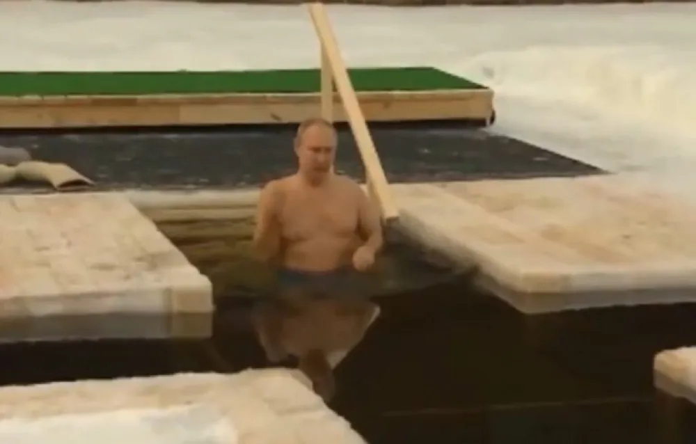 (VIDEO) Putin se tradicionalno okupao u ledenoj vodi za Bogojavljanje