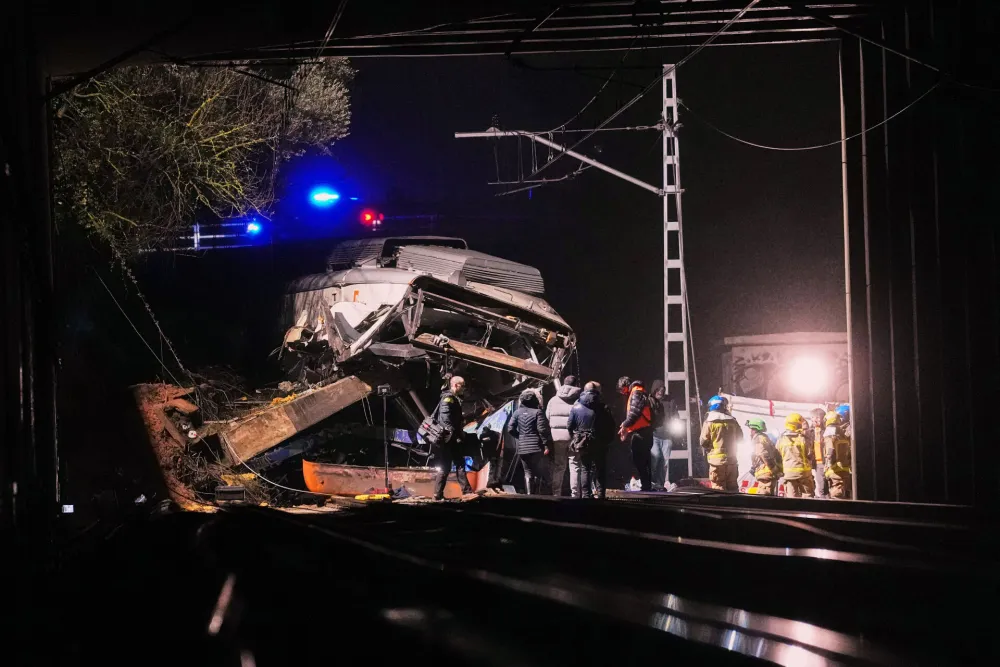 Nova havarija u &Scaron;paniji: Voz iskliznuo iz &scaron;ina, ma&scaron;inovođa poginuo, povrijeđeno 37 osoba
