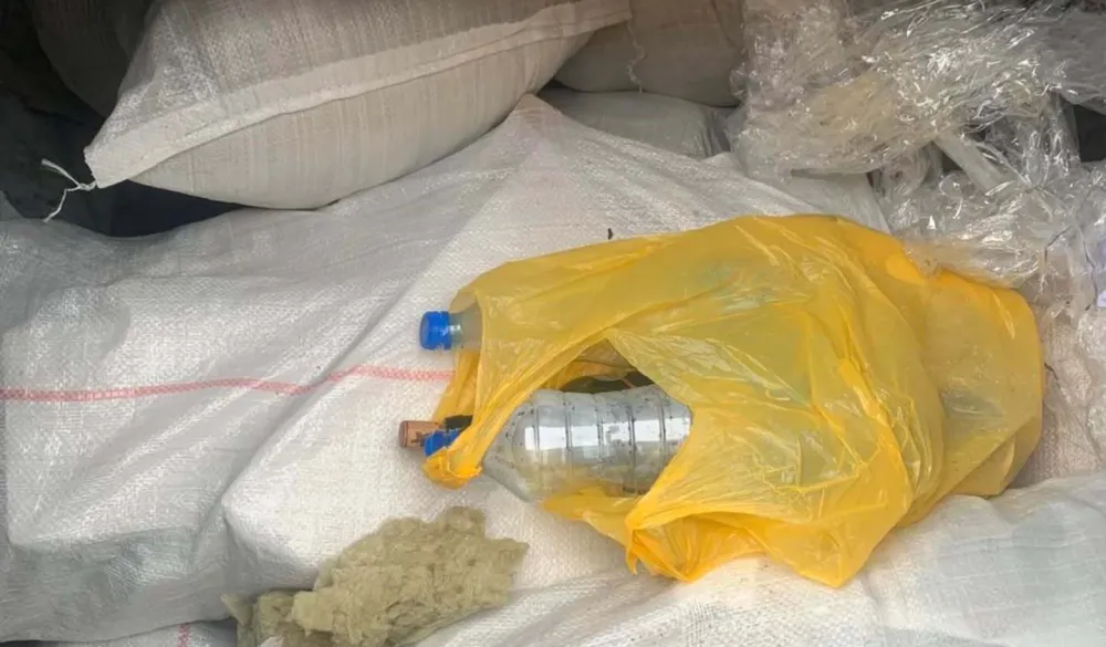 Džakovima sa &scaron;utom zatrpali kontejnere na Ankarskom bulevaru