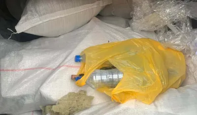 Džakovima sa &scaron;utom zatrpali kontejnere na Ankarskom bulevaru
