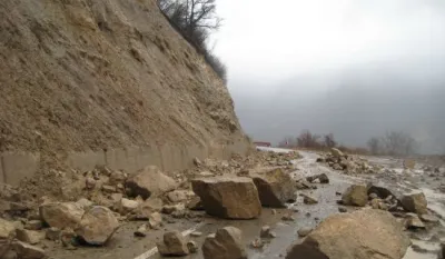 (VIDEO) Odron na putu Foča - Pljevlja, dio brda se sručio na put