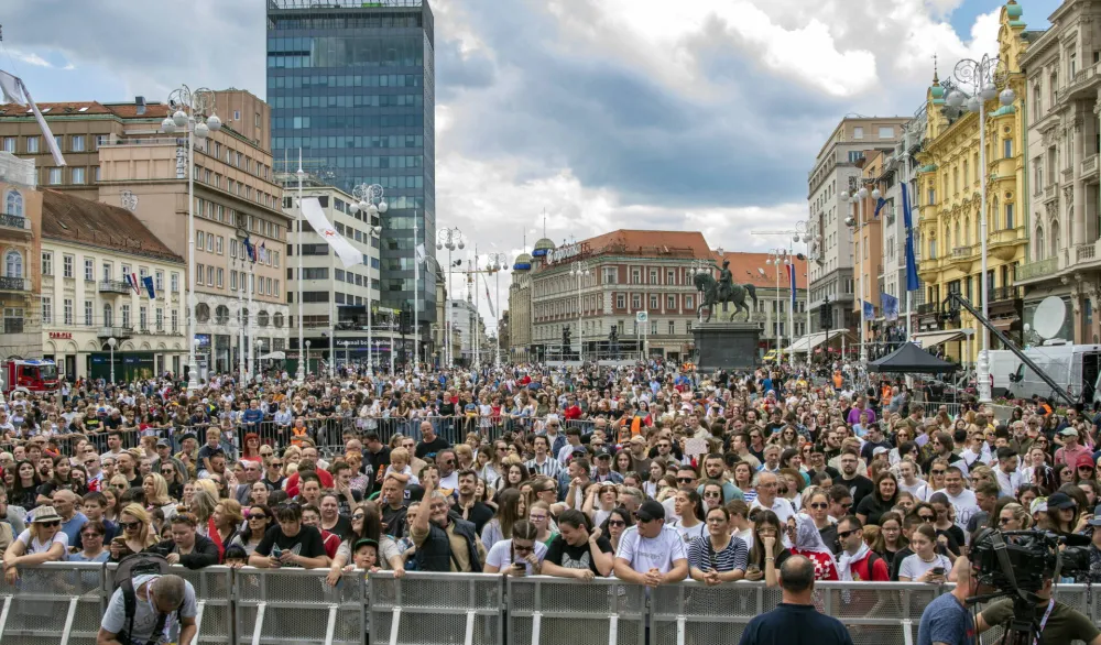 Zagrebom vijore zastave HOS-a, Tompson otpjevao zabranjenu pjesmu