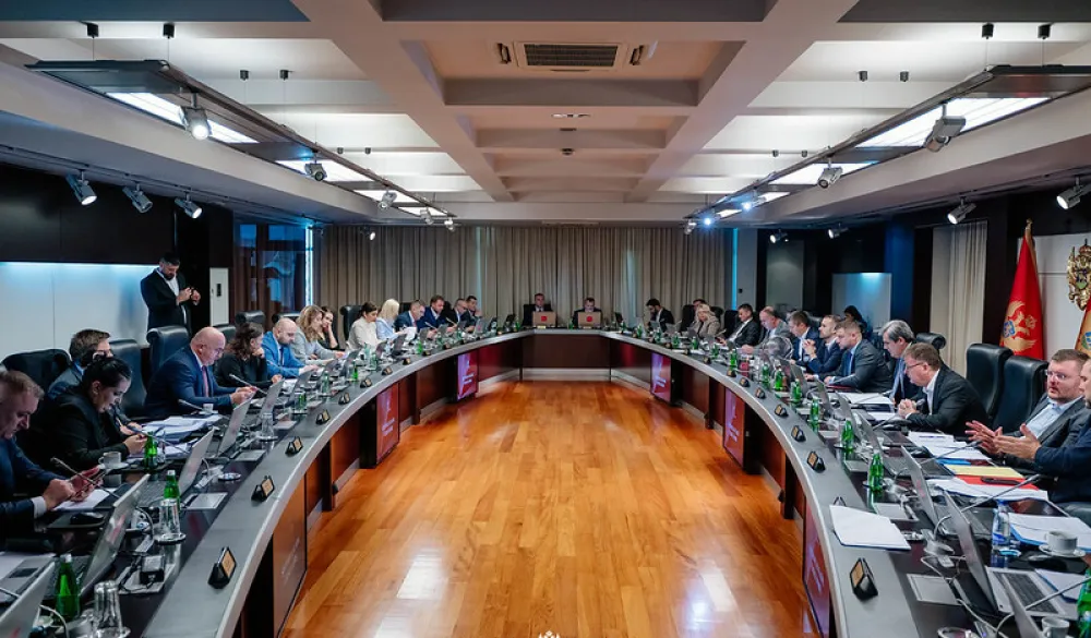Crnogorska izvr&scaron;na vlast brojnija od vlada svjetskih sila: Državu sveli na partije