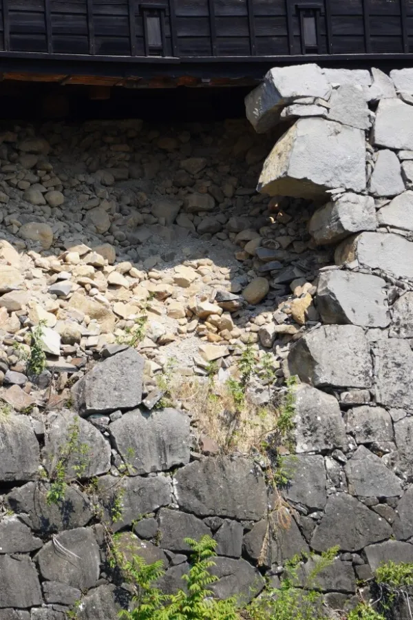 (FOTO) Uru&scaron;io se zid manastira: Poginula djeca