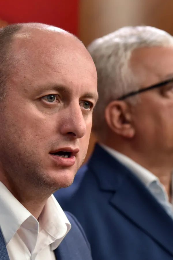 Koalicija "Za budućnost Crne Gore" djeluje sa dvije različite strane: Birače zbunjuju, Vladu destabilizuju