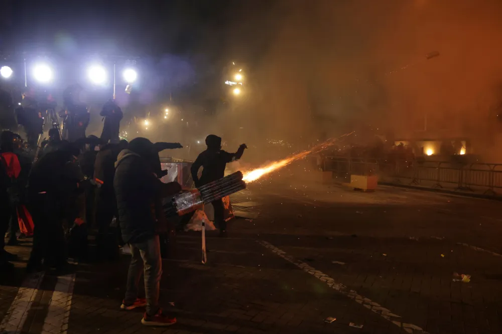 Na protestima u Tirani povrijeđeno najmanje 16 policajaca, uhap&scaron;eno 13 osoba