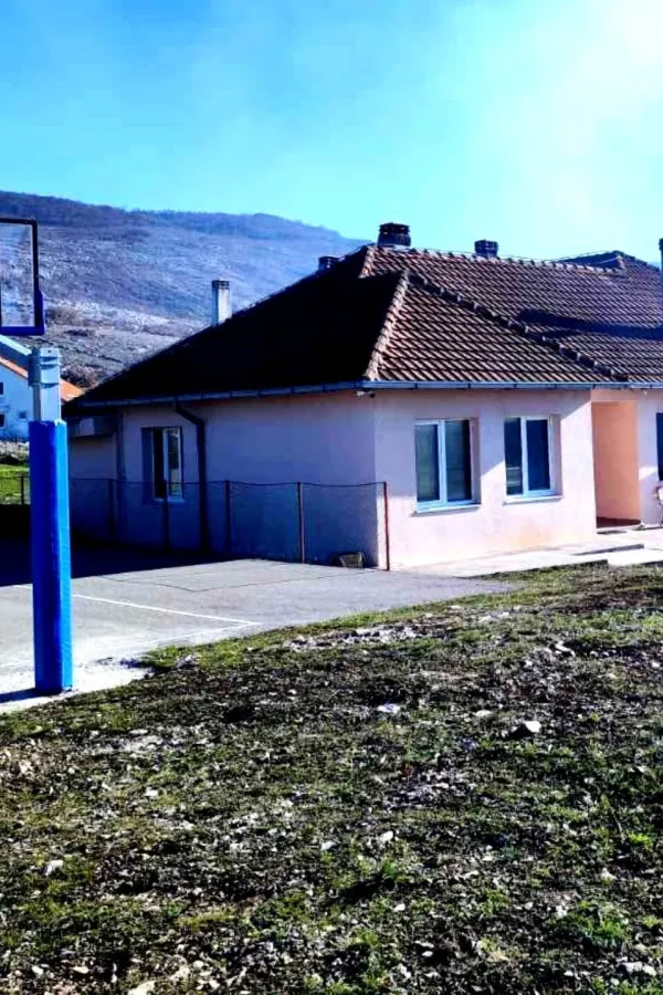 U &scaron;koli kod Nik&scaron;ića dječak zadobio te&scaron;ke tjelesne povrede, hitno prevezen u Klinički centar
