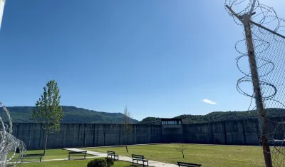 Telefoni i droga padaju s neba u UIKS