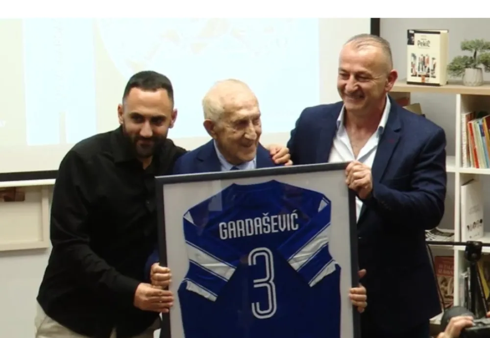 Vojo Garda&scaron;ević dobio uramljen dres