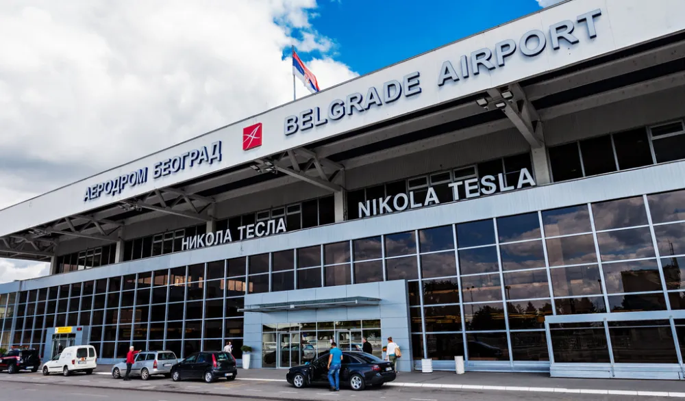 Jo&scaron; jedan avion iz Dubaija sletio u Beograd